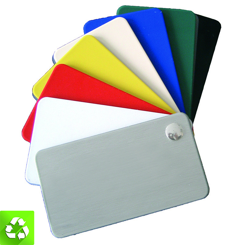 Plusieurs plaques de différentes couleurs (gris, blanc, rouge, jaune, ivoire, bleu, vert et noir) de la marque DILITE®, construit par 3A Composites, servant à l'impression digitale. Ces panneaux de composite aluminium sont recyclables.